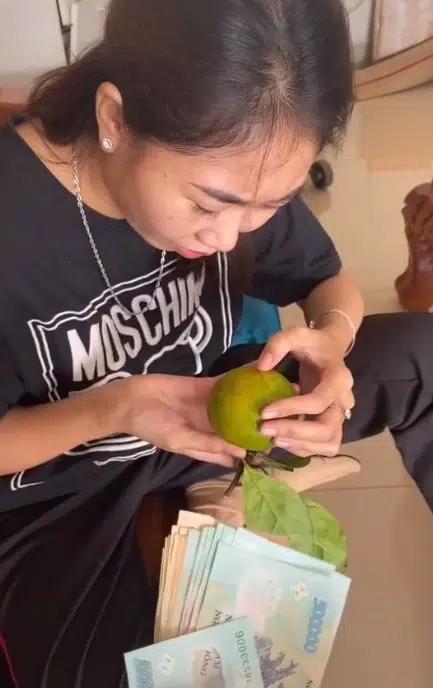 Thách đố vợ quả cam có mấy múi, anh chồng nhận cái kết bẽ bàng-2