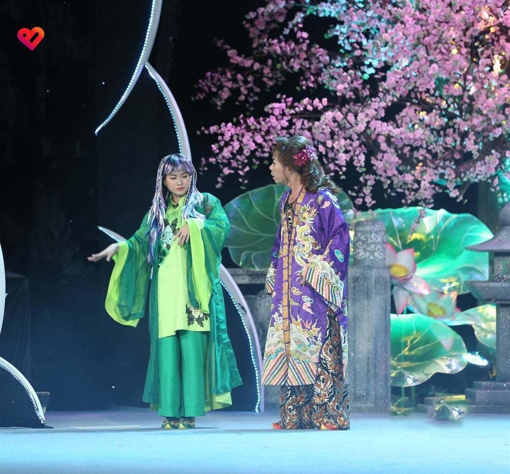 Lâm Vỹ Dạ copy paste mái tóc kết nơ thảm họa lên Táo quân 2021-5