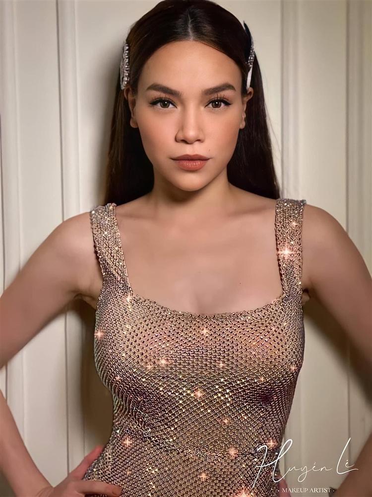 Hà Hồ giữ dáng nuột, eo phẳng sau sinh nhờ kiên trì với yoga-7