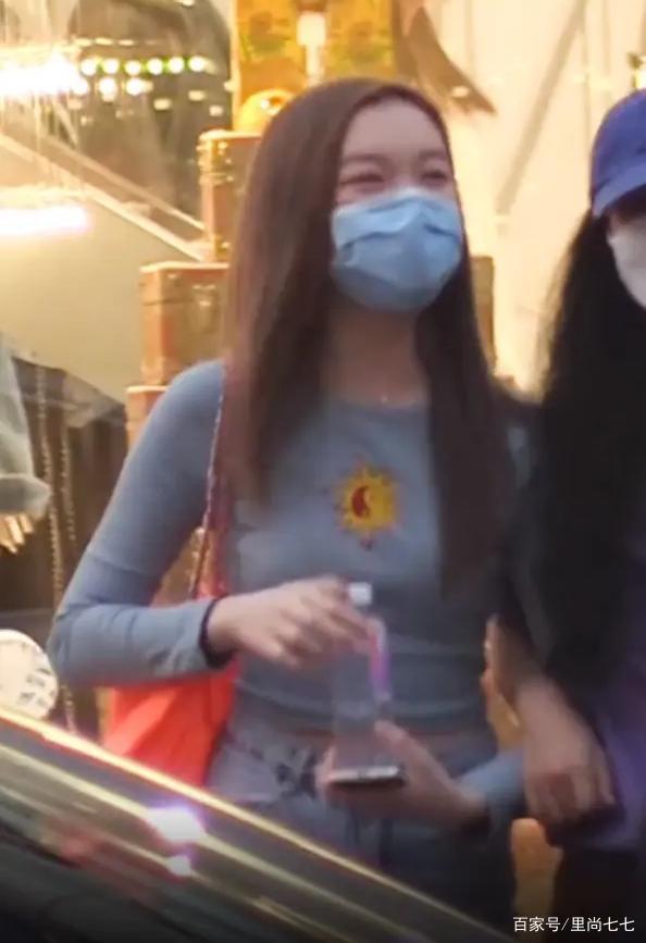 Con gái Vương Phi - Lý Á Bằng chăm khoe dáng-5