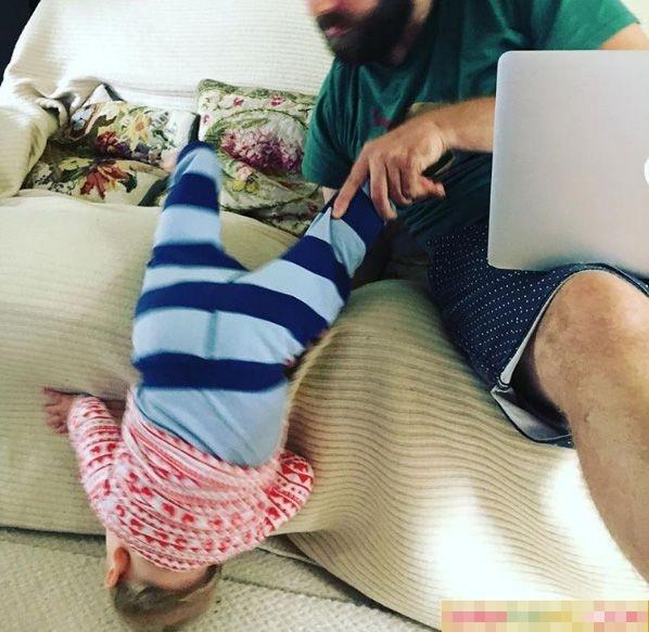 Vừa cười vừa lo ngay ngáy trước màn trông con của các ông bố, bà mẹ đệ nhất đoảng-5