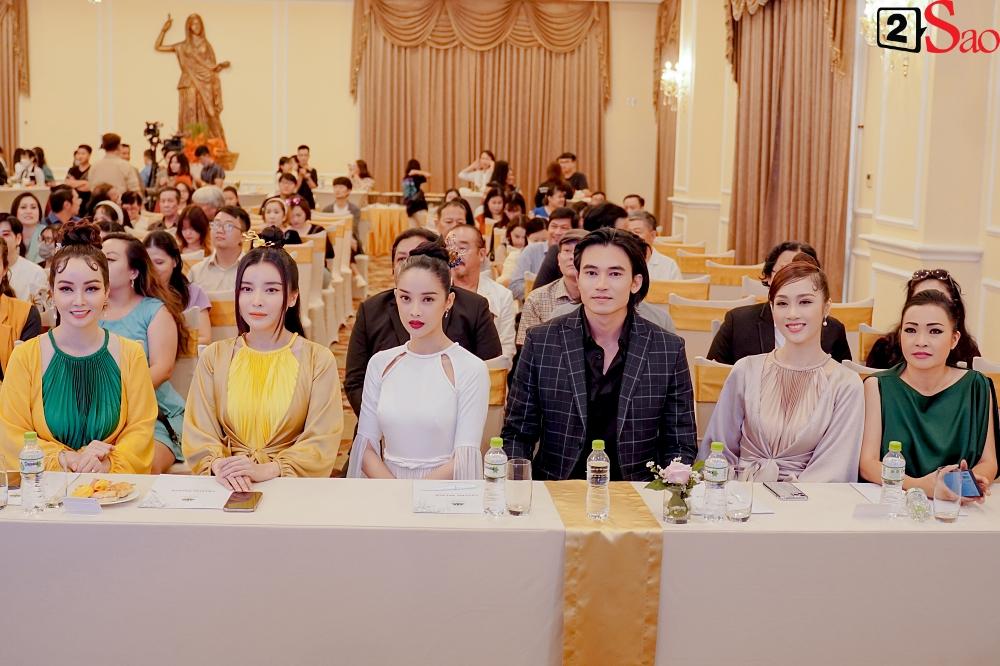 Hoạn thư Cao Thái Hà ôm hôn thắm thiết Kiều Trình Mỹ Duyên-1