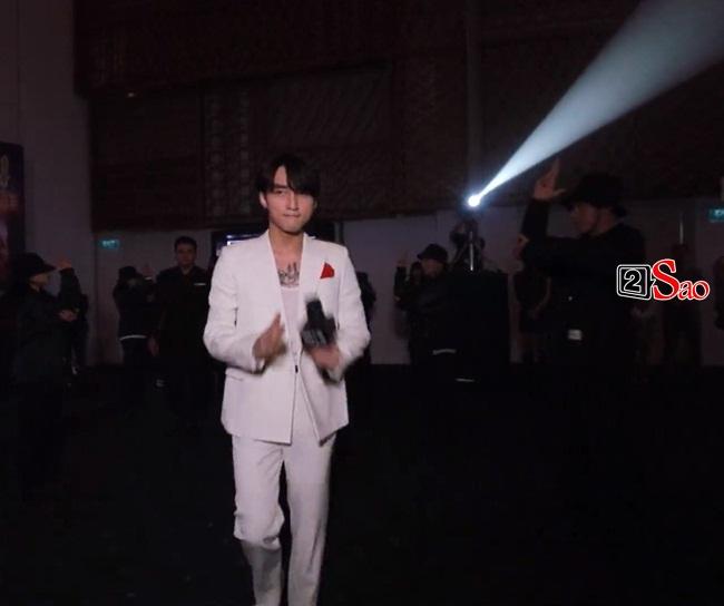 Sơn Tùng xuất hiện hốc hác, mặt nhọn hoắt, không một lời đả động Thiều Bảo Trâm-1