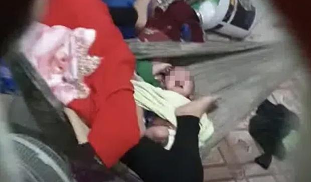 Vụ người mẹ đạp tới tấp vào 2 con sinh đôi ở Bình Dương: Có dấu hiệu bất thường-1