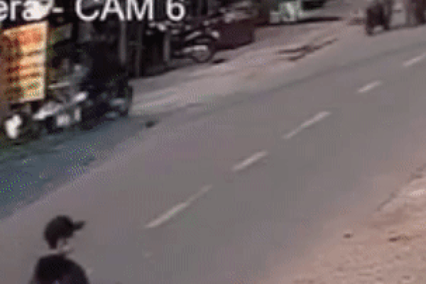 Clip: Đeo dây chuyền 1 lượng vàng, thanh niên bị giật ngã sấp mặt