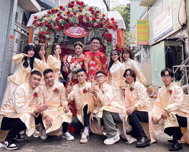 Những cô dâu diện giày sneakers, quần ngắn trong ngày cưới-1