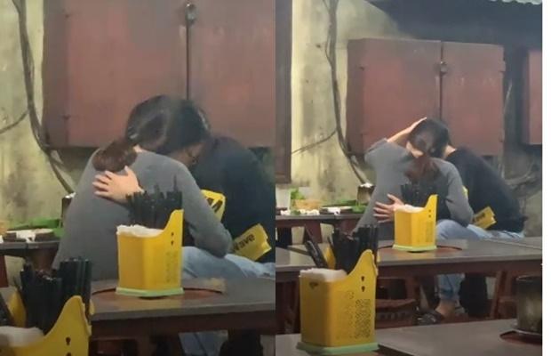 Đôi trẻ diễn cảnh giường chiếu giữa quán ăn, dân tình ngán ngẩm chẳng buồn nói-1