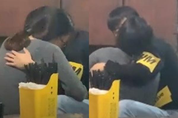 Mặc người lớn đi qua, cặp đôi cấp 3 vẫn hôn nhau ngấu nghiến-4