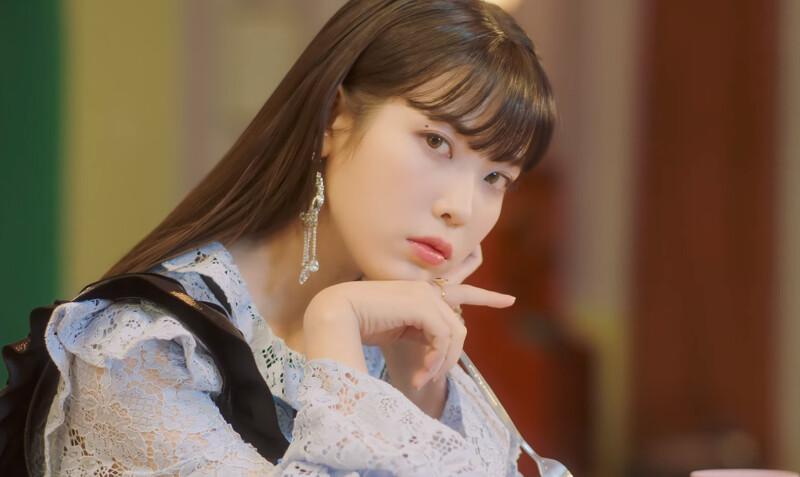 IU thay liên tục 11 bộ đồ hiệu đắt đỏ trong MV Celebrity-2