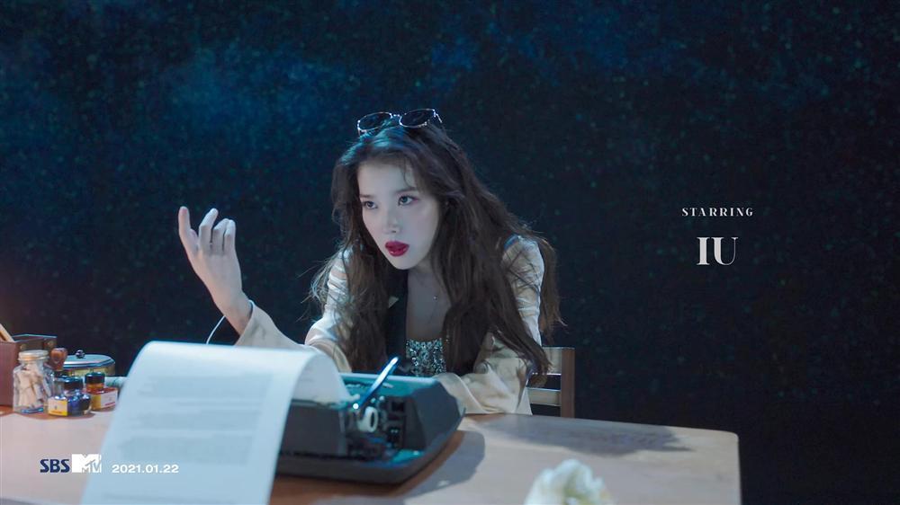 IU thay liên tục 11 bộ đồ hiệu đắt đỏ trong MV Celebrity-6