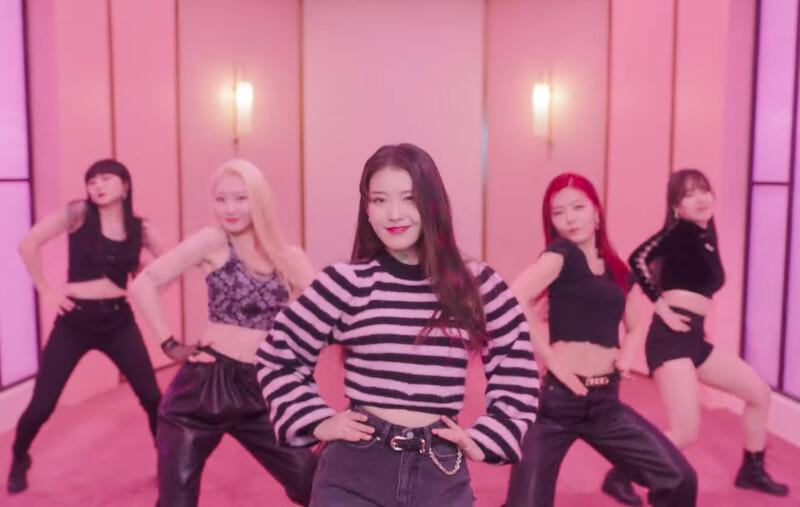 IU thay liên tục 11 bộ đồ hiệu đắt đỏ trong MV Celebrity-11