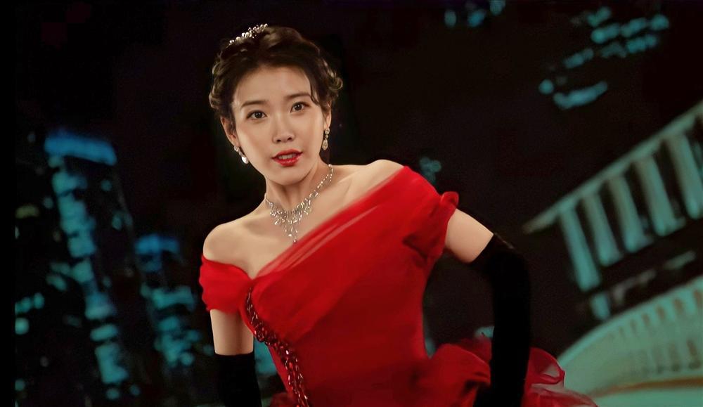IU thay liên tục 11 bộ đồ hiệu đắt đỏ trong MV Celebrity-12