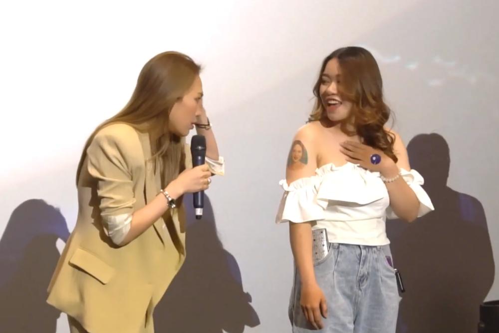 Mỹ Tâm thích thú rờ hình mặt mình được xăm trên tay của fan-1