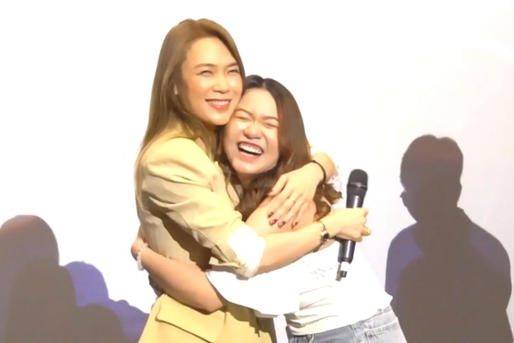 Mỹ Tâm thích thú rờ hình mặt mình được xăm trên tay của fan-4