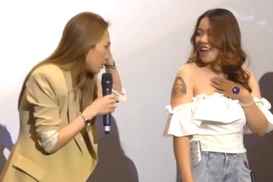 Mỹ Tâm thích thú rờ hình mặt mình được xăm trên tay của fan