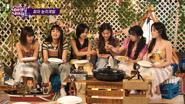 Tự tin khoe tài nấu ăn nhưng trưởng nhóm (G)I-dle lại khiến cả nhóm cười bể bụng với món pizza đen sì-1