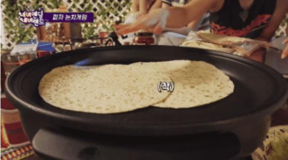 Tự tin khoe tài nấu ăn nhưng trưởng nhóm (G)I-dle lại khiến cả nhóm cười bể bụng với món pizza đen sì-3