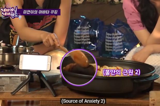 Tự tin khoe tài nấu ăn nhưng trưởng nhóm (G)I-dle lại khiến cả nhóm cười bể bụng với món pizza đen sì-10