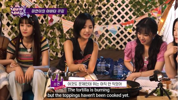 Tự tin khoe tài nấu ăn nhưng trưởng nhóm (G)I-dle lại khiến cả nhóm cười bể bụng với món pizza đen sì-11