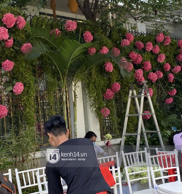 Đám cưới Phan Thành: Biệt thự nhà cô dâu dựng cổng hoa tươi hoành tráng-2