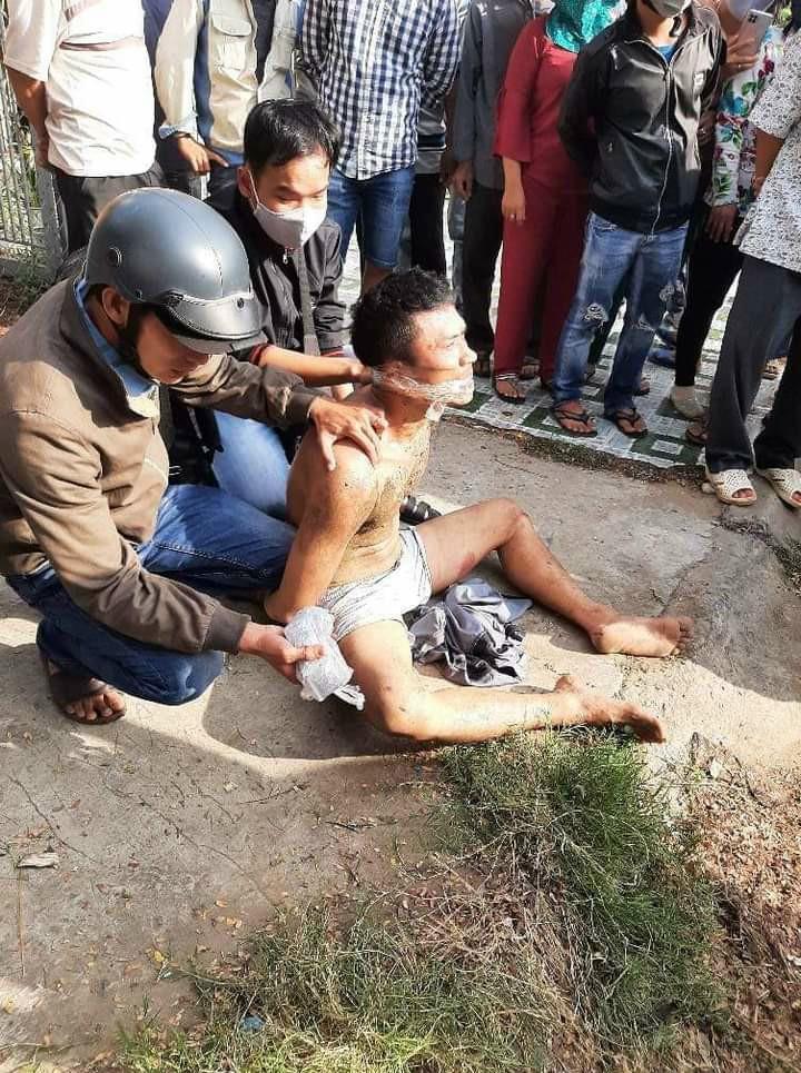 Clip: Khống chế kẻ ngáo đá chém 2 cán bộ công an ở Tiền Giang-1