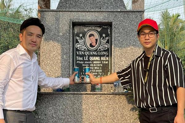 2 con Vân Quang Long cầm giấy khen đứng trước bàn thờ bố-6