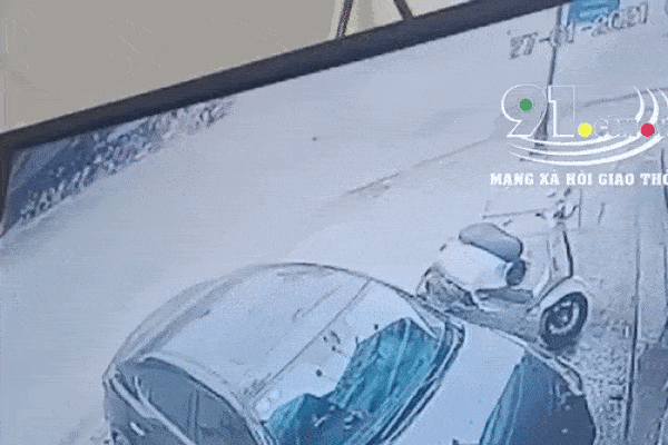 Clip: Kinh hoàng cảnh người đi xe máy bị ô tô húc lộn vòng trên không trung