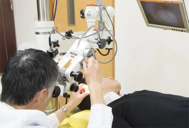 Áp lực công việc, thường xuyên thức khuya, nam giám đốc đột ngột điếc đặc-1