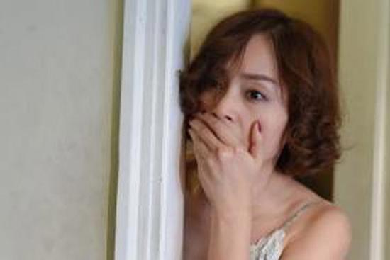 Dùng dao cạo bị chảy máu, tôi nhìn lại đồ vật phát hiện trò ngoại tình đáng sợ của chồng