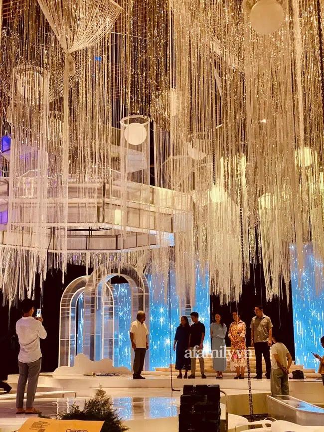 Bố mẹ Phan Thành - Xuân Thảo cùng lộ diện trong đêm, tập dượt chuẩn bị đám cưới con-1