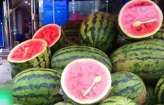 Mua dưa hấu có nên chọn quả đã bổ đôi, ai cũng ngã ngửa khi biết sự thật-2