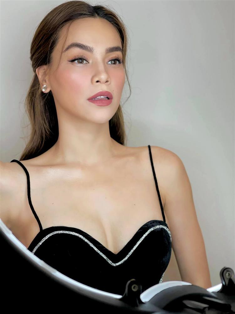 Hồ Ngọc Hà trễ nải vòng 1 nóng bỏng siêu cấp với váy hai dây nhung đen-1