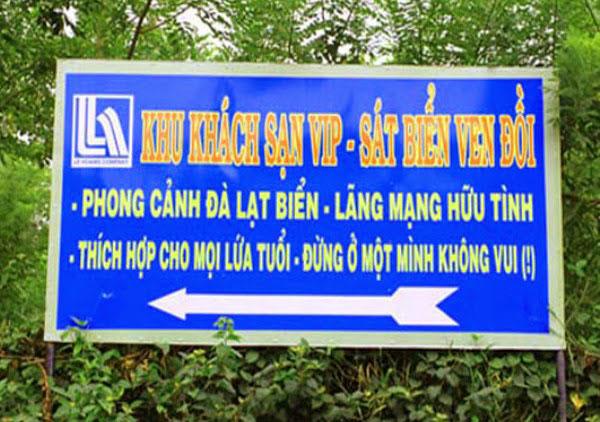 Có một sự dễ thương nhẹ trước tấm biển quảng cáo vui lòng khách đến, vừa lòng khách đi-2