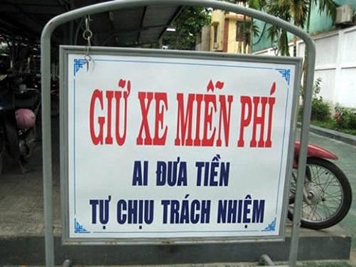 Có một sự dễ thương nhẹ trước tấm biển quảng cáo vui lòng khách đến, vừa lòng khách đi-5