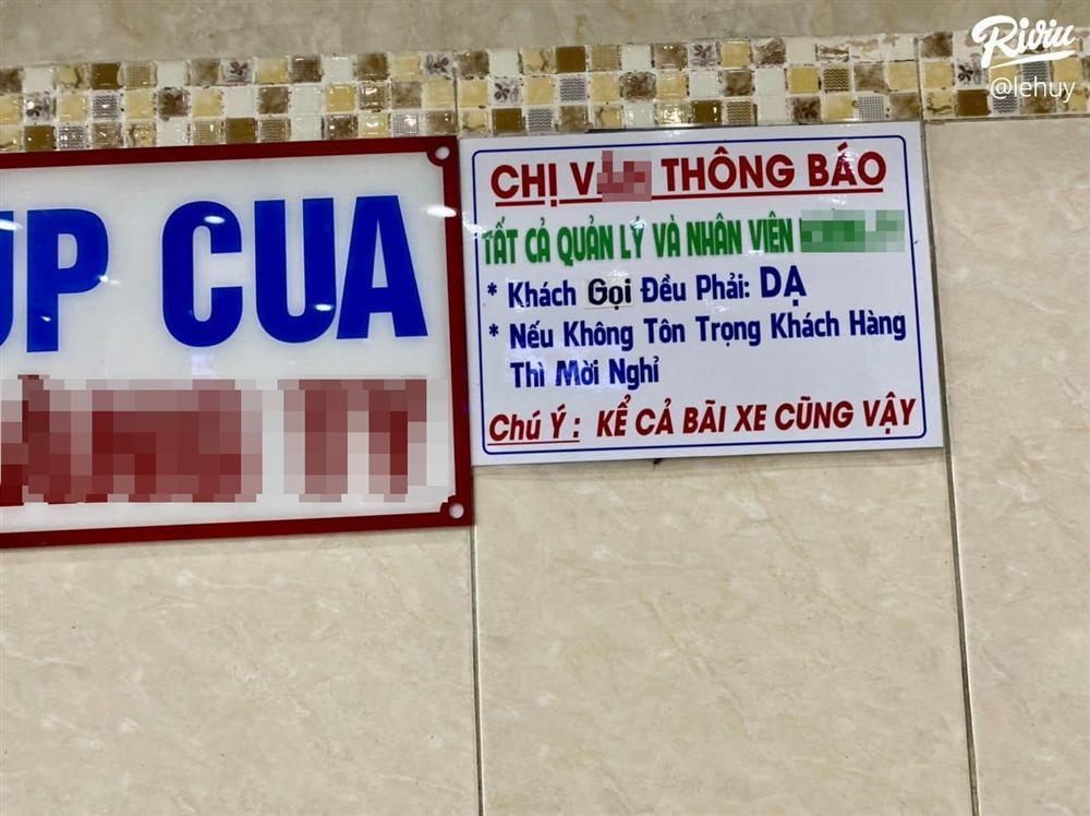 Có một sự dễ thương nhẹ trước tấm biển quảng cáo vui lòng khách đến, vừa lòng khách đi-1