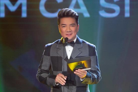 Đàm Vĩnh Hưng 'vỗ mặt' dàn sao bỏ về trong lễ trao giải Làn sóng xanh