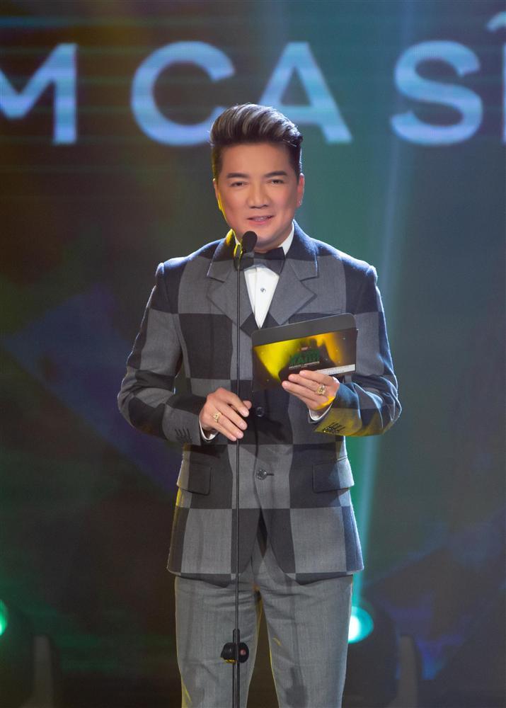 Đàm Vĩnh Hưng vỗ mặt dàn sao bỏ về trong lễ trao giải Làn sóng xanh-1