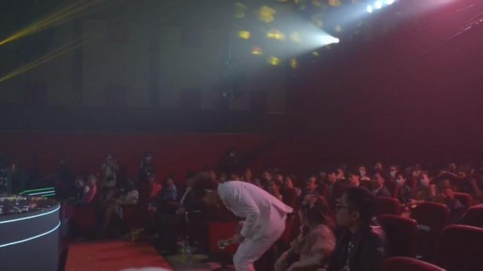 Đàm Vĩnh Hưng vỗ mặt dàn sao bỏ về trong lễ trao giải Làn sóng xanh-3