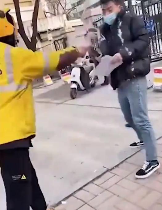 Anh shipper hot nhất MXH hiện tại: Hất ly trà sữa vào mặt tra nam thay khách hàng nữ-1