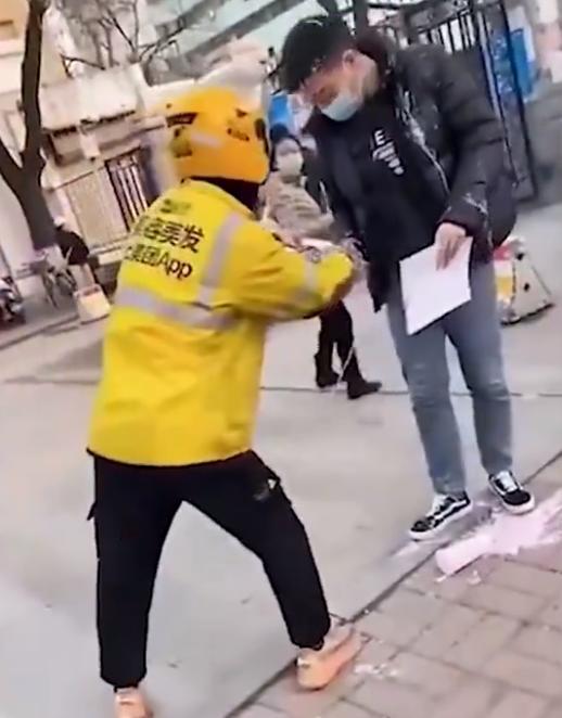 Anh shipper hot nhất MXH hiện tại: Hất ly trà sữa vào mặt tra nam thay khách hàng nữ-2