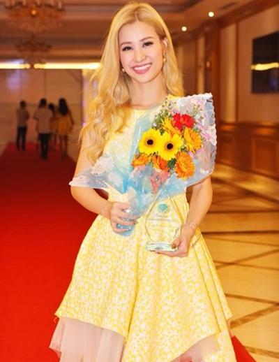 Đông Nhi và những lần khóc vì kiểu tóc dìm hàng thê thảm-9