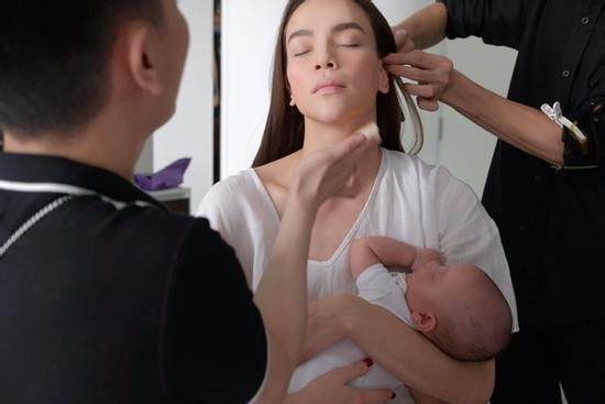 Hồ Ngọc Hà liên tiếp bị nhắc nhở chăm con sai cách