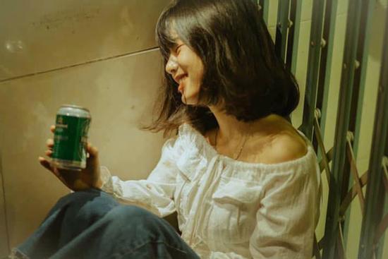 Bị bạn trai 'đá bay' chỉ vì... uống tù tì một lần hết 3 lon bia