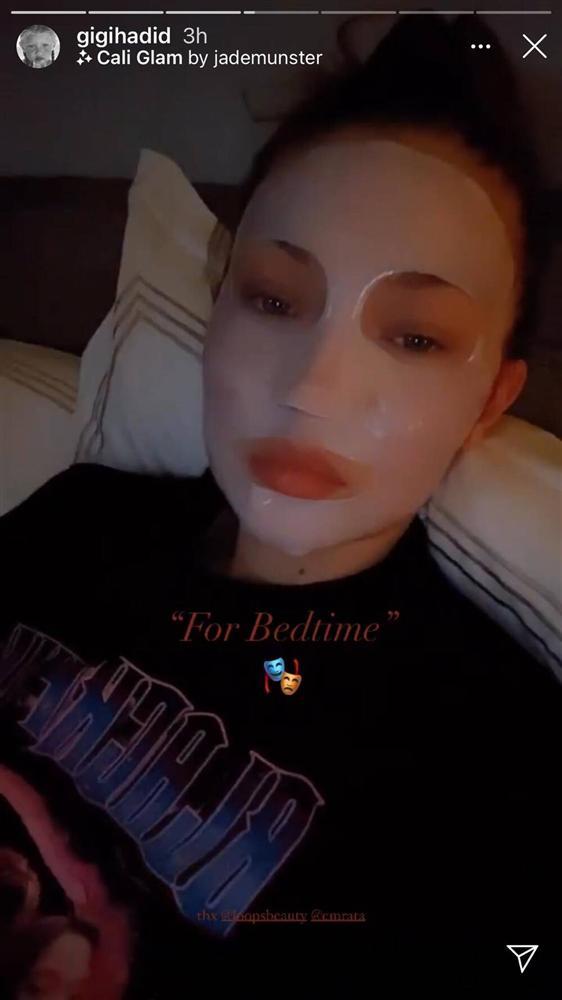 Gigi Hadid đắp mặt nạ, diện áo in hình BLACKPINK khiến dân tình thích thú-1
