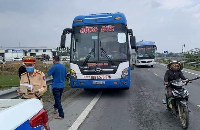 Tạm giữ ôtô, truy vết 50 hành khách trở về từ vùng dịch-1
