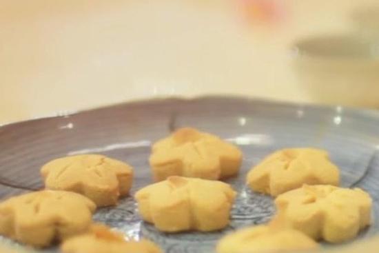 Món bánh hoa đào mang không khí Tết