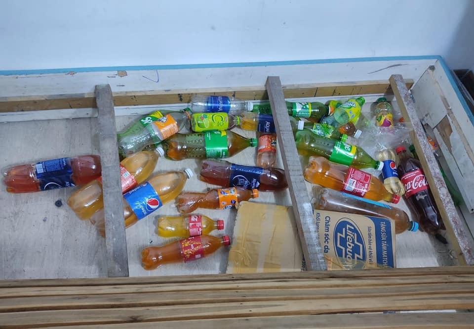 Cô gái đi thuê trọ phát hiện gầm giường toàn chai nhựa: Pha giấu nước tiểu đi vào lòng đất-1