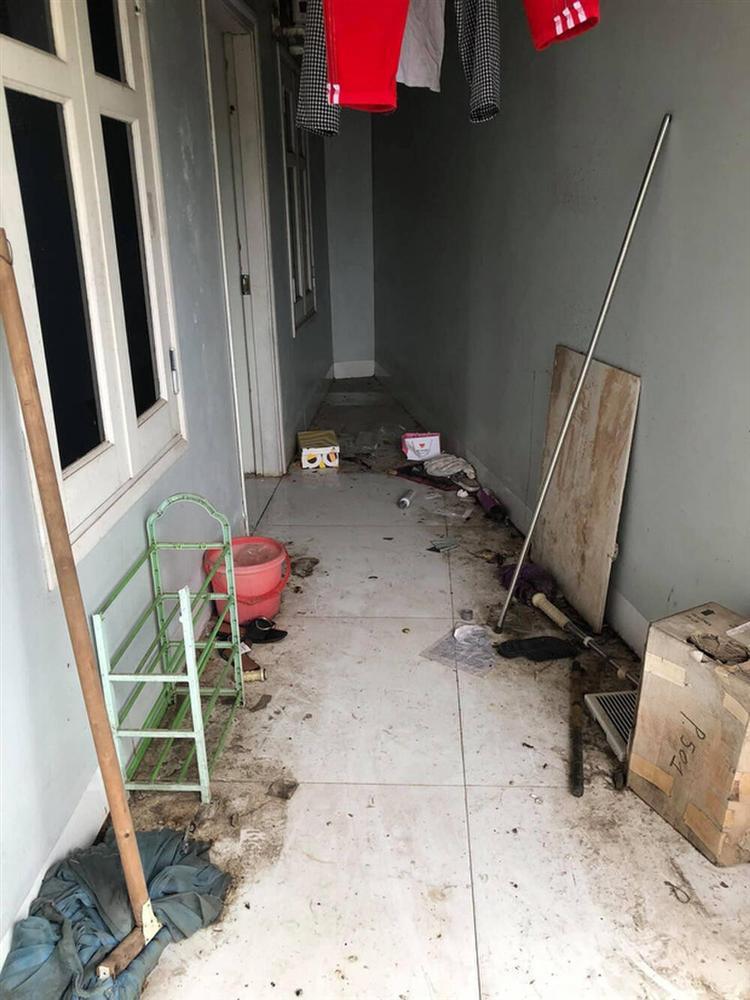 Cô gái đi thuê trọ phát hiện gầm giường toàn chai nhựa: Pha giấu nước tiểu đi vào lòng đất-2