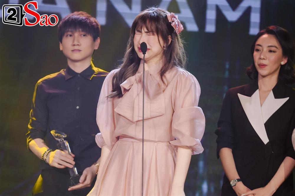 Hòa Minzy chiếm spotlight vì khóc vẫn quá đẹp trong MV Đức Phúc-6