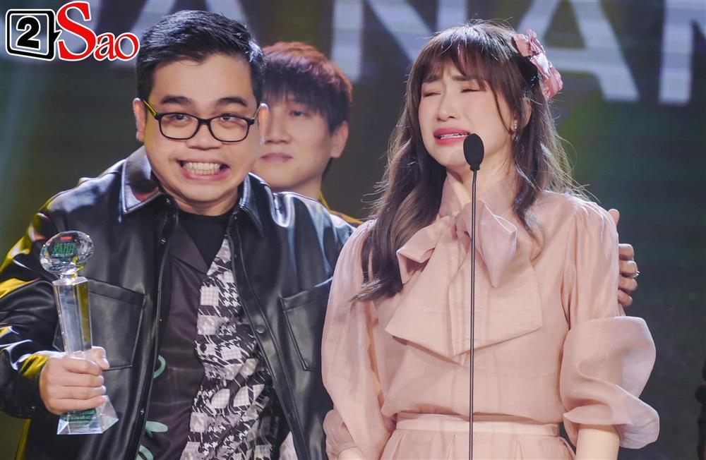 Visual đỉnh như Hòa Minzy: Khóc nức nở, tóc lòa xòa vẫn xinh hết phần thiên hạ-2